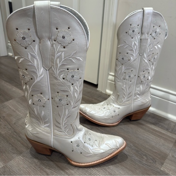 Ariat Shoes - Ariat Romance Leather Flower Studded Western Cowboy Boots in Pearly White